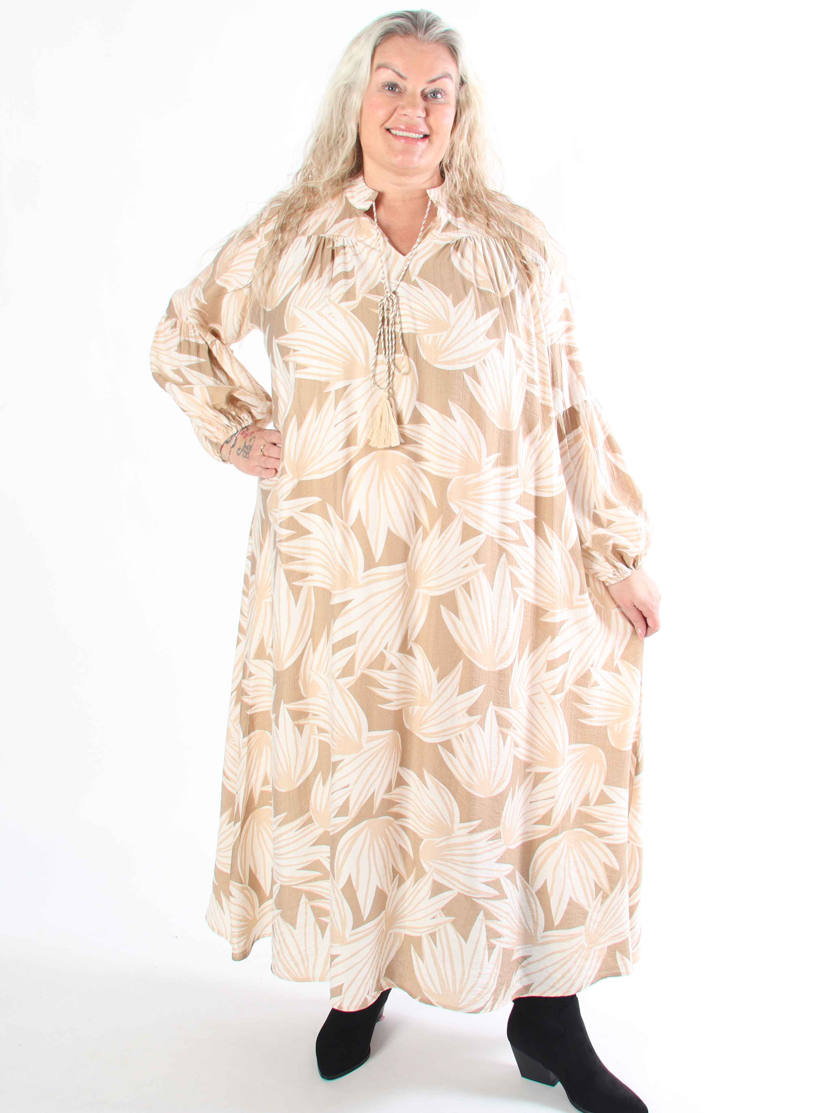 Emma - Söt lång boho viskos klänning i plus size